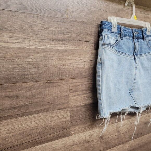PacSun Denim Mini Skirt Blue Two Toned‎ Womens Size 25 Pockets Frayed Raw Hem - Picture 4 of 13